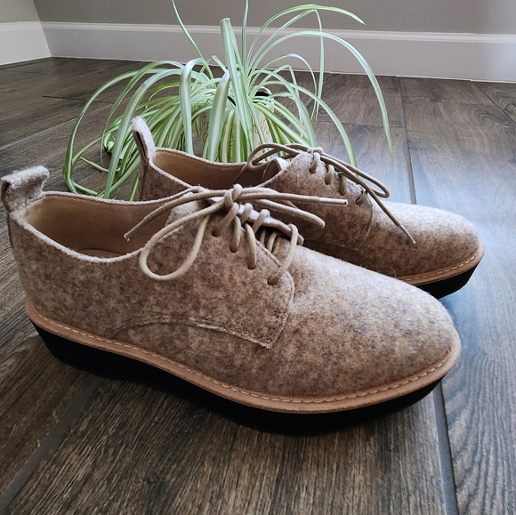 Eileen Fisher Nims Lace-up Oxford loafers in color Barley - Picture 3 of 12